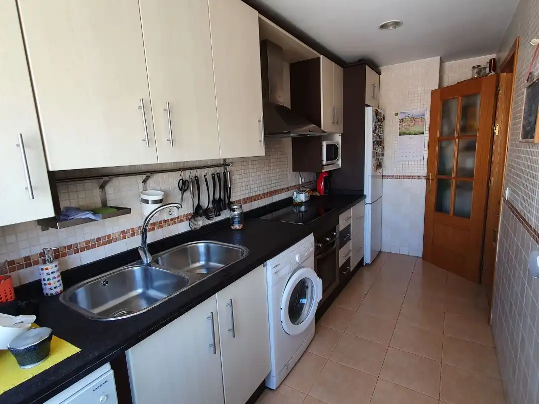 Piso de alquiler en Calle Aconcagua, 50, Camino de los Neveros - Serrallo Cocina de Piso de alquiler en Granada con Calefacción, Trastero y Piscina