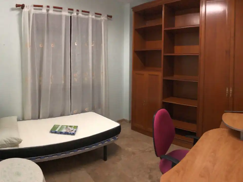 Dormitori de Pis de lloguer en Almería amb Aire condicionat, Calefacció i Jardí privat