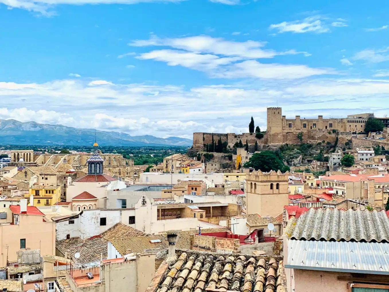 Einfamilien-Reihenhaus zum Verkauf in Centre Außenansicht von Einfamilien-Reihenhaus zum Verkauf in Tortosa mit Klimaanlage, Heizung und Terrasse