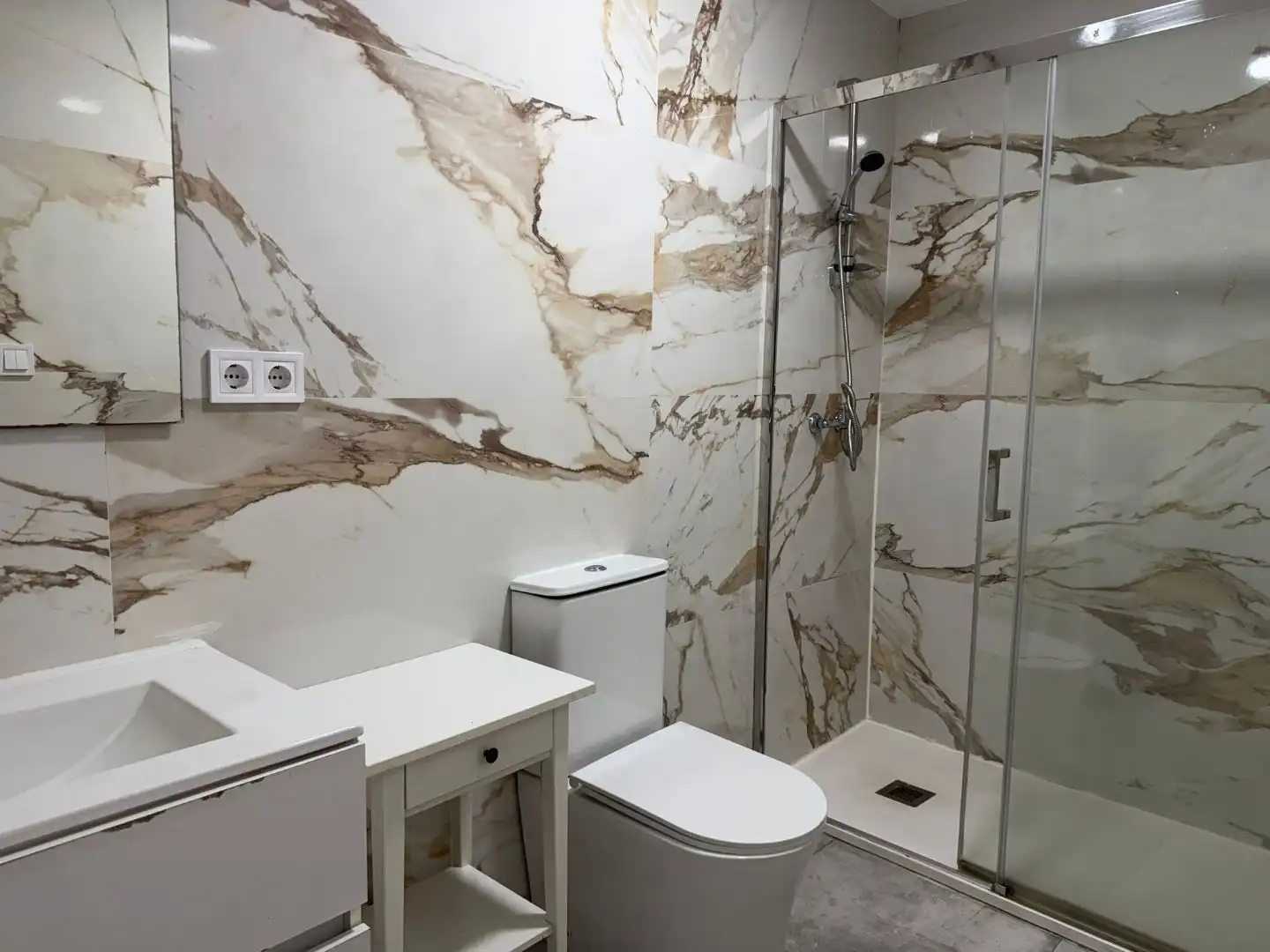 Badezimmer von Wohnungen zum Verkauf in Madrid mit Klimaanlage