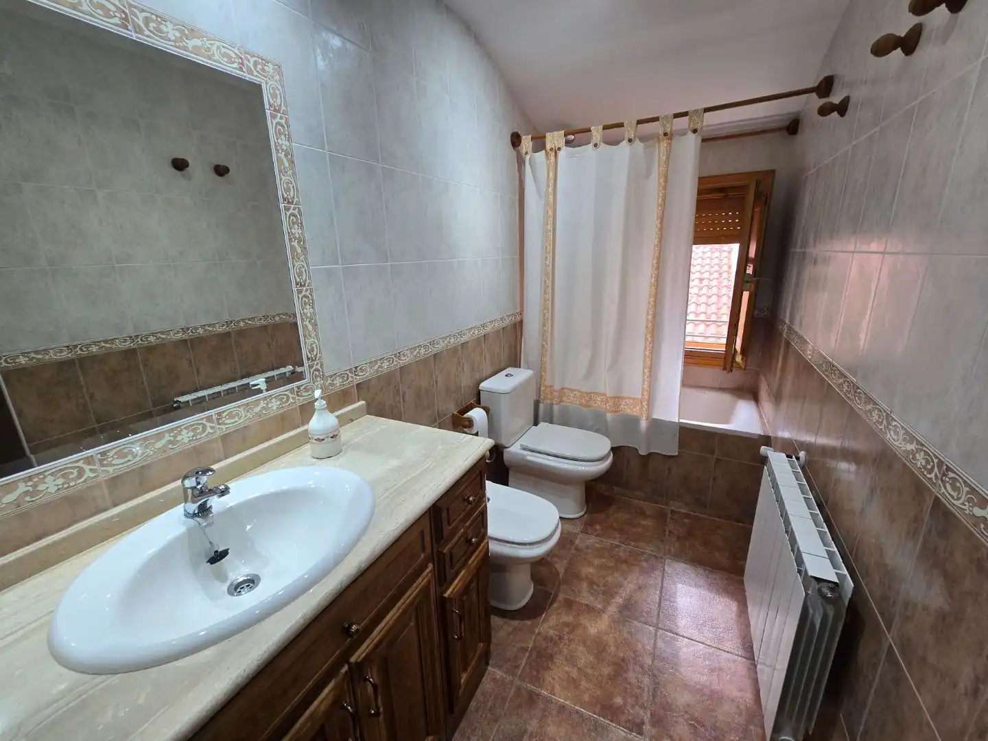 Baño de Piso de alquiler en Alcoroches con Amueblado