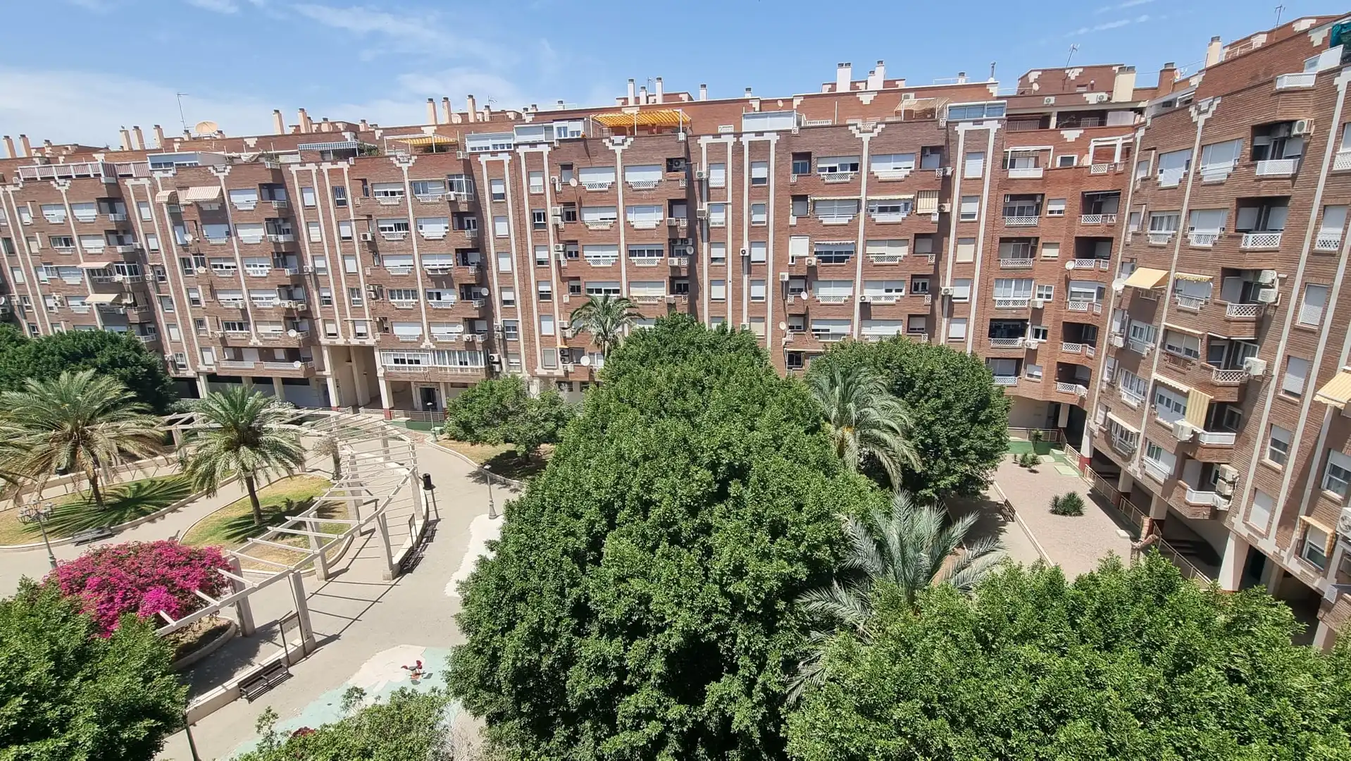 Vista exterior de Piso en venta en Almería con Aire acondicionado, Calefacción y Jardín privado