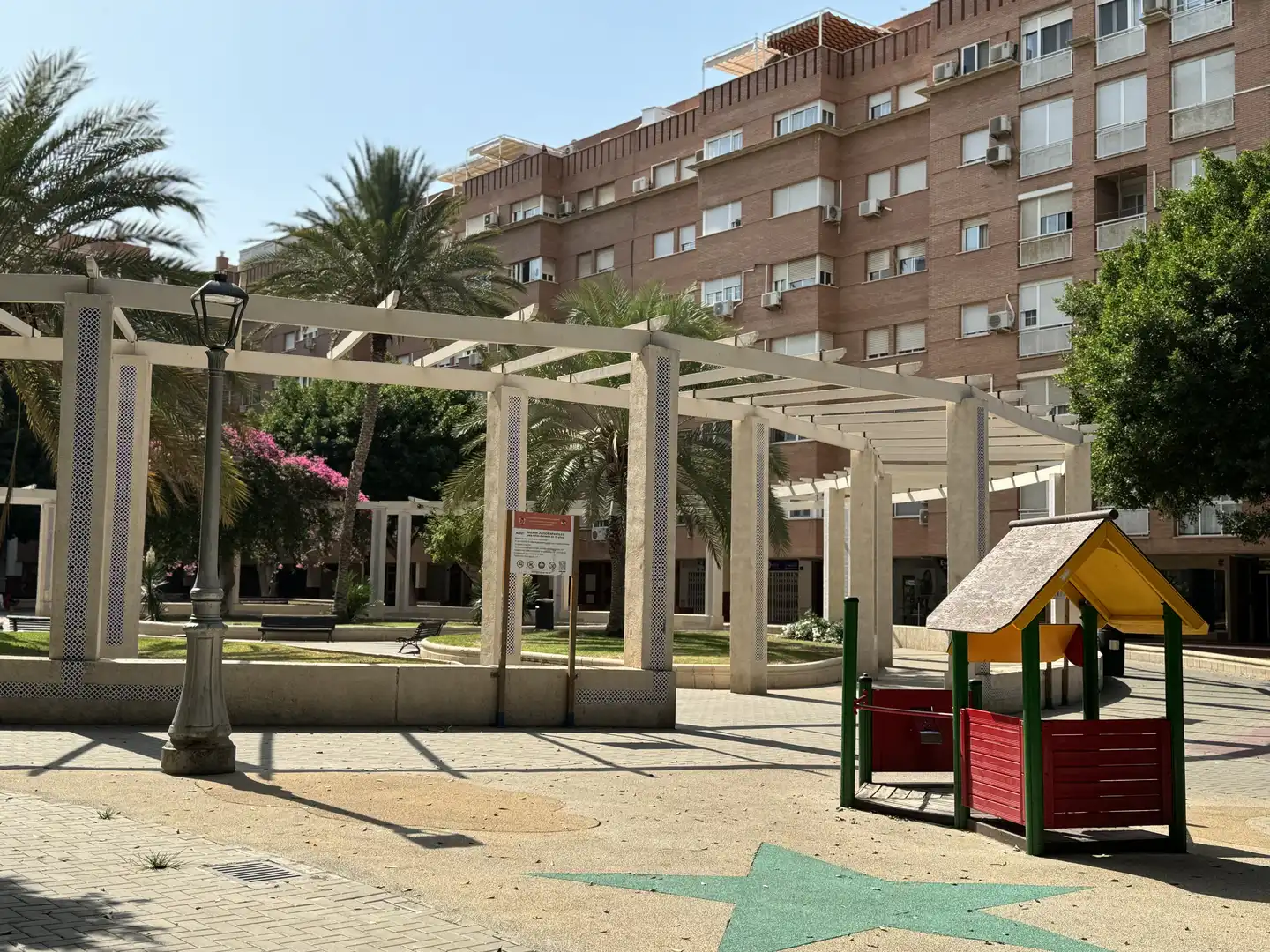 Vista exterior de Piso en venta en Almería con Aire acondicionado, Calefacción y Jardín privado