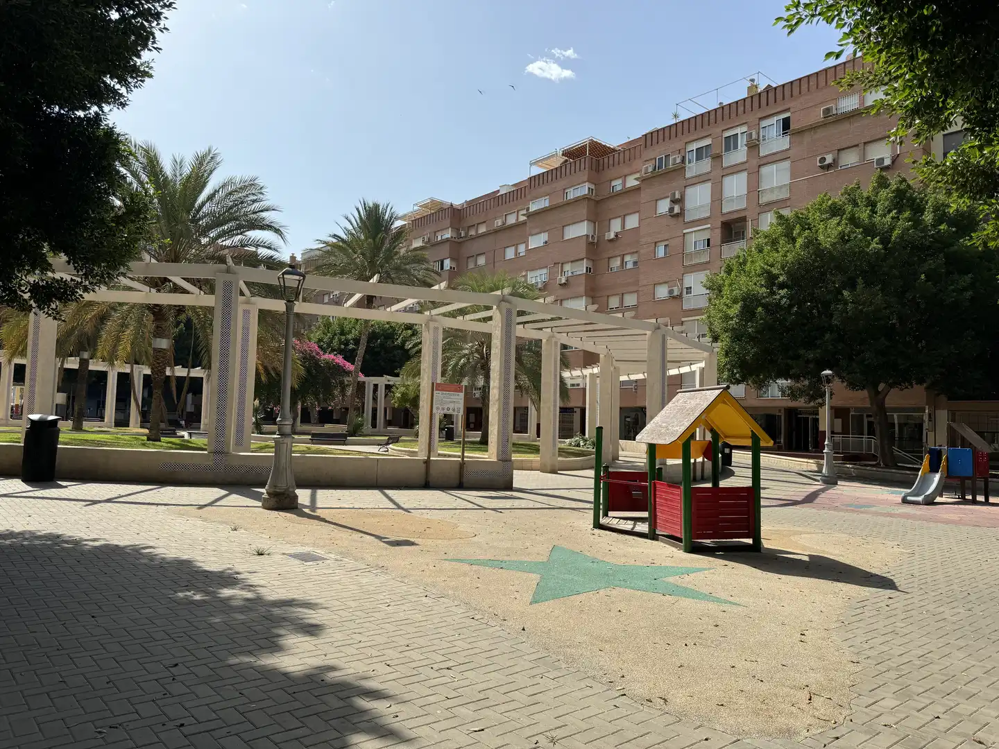 Vista exterior de Piso en venta en Almería con Aire acondicionado, Calefacción y Jardín privado