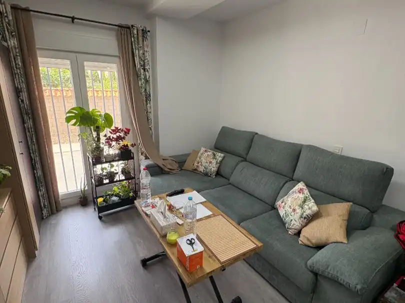 Piso en venta en Calle Álamos, 27, Residencial Triana - Barrio Alto Sala de estar de Piso en venta en Las Gabias con Aire acondicionado, Calefacción y Parquet