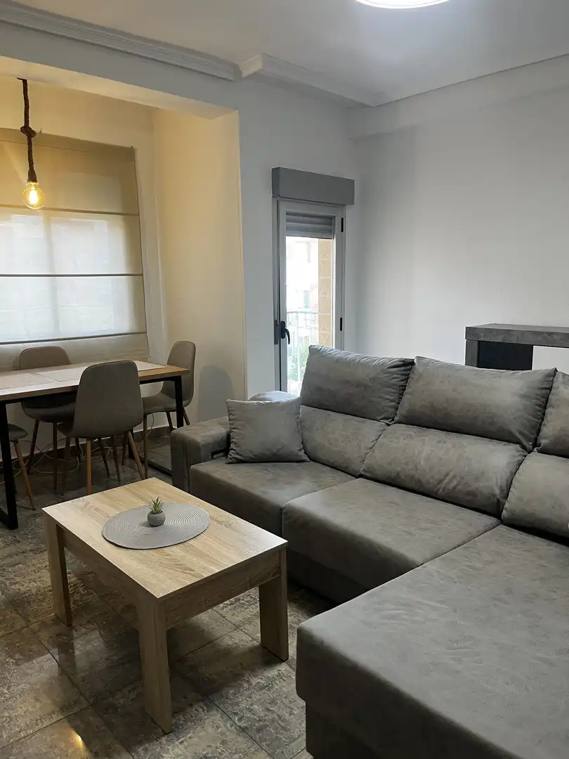 Piso de alquiler en Avenida Virgen de Fátima, 21, Fátima - Levante Sala de estar de Piso de alquiler en Córdoba Capital con Aire acondicionado, Terraza y Balcón