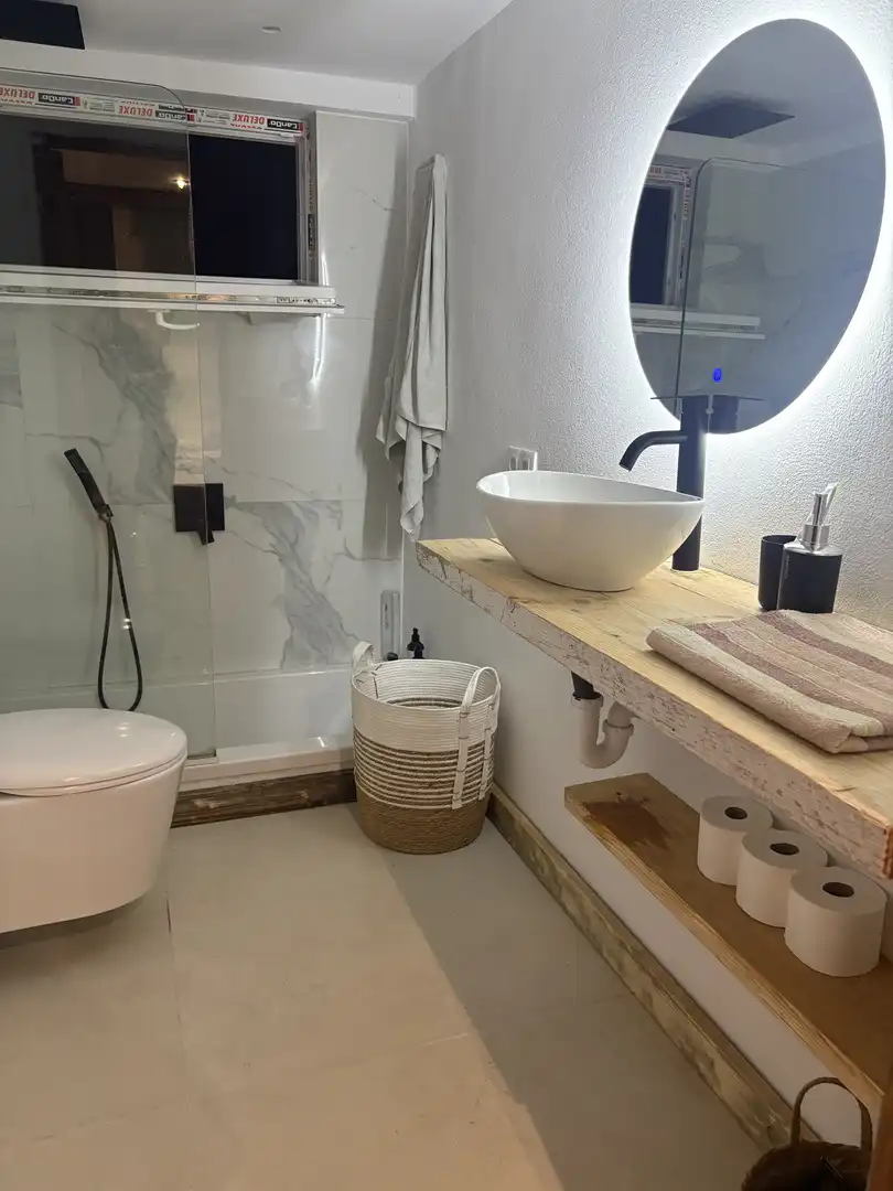 Badezimmer von Erdgeschoss zur Miete in Eivissa mit Klimaanlage, Privatgarten und Terrasse