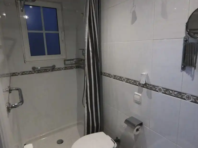 Flat for rent in Sagrada Família Bathroom of Flat for rent in Barcelona with Air Conditioner, Heating and Parquet flooring