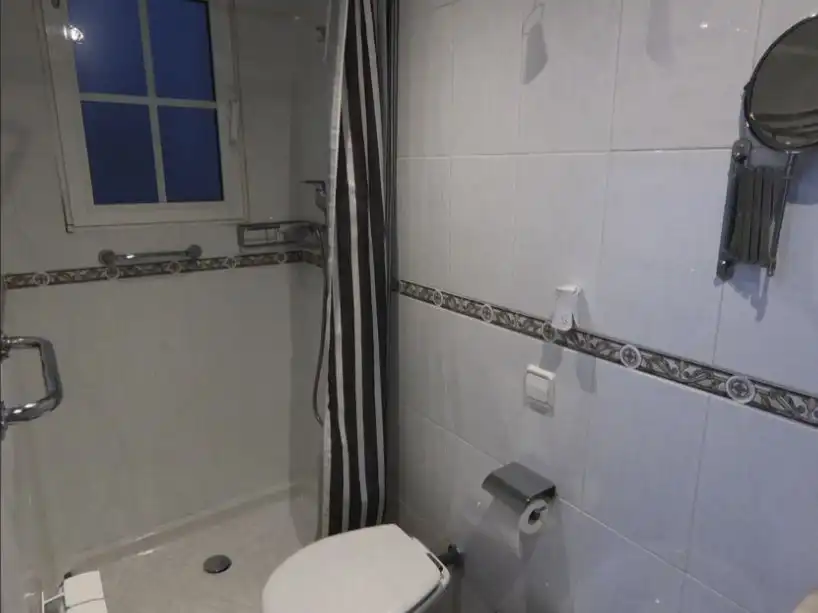 Flat for rent in Sagrada Família Bathroom of Flat for rent in Barcelona with Air Conditioner, Heating and Parquet flooring
