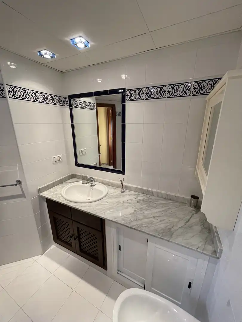 Baño de Piso de alquiler en Torrevieja con Aire acondicionado, Calefacción y Jardín privado