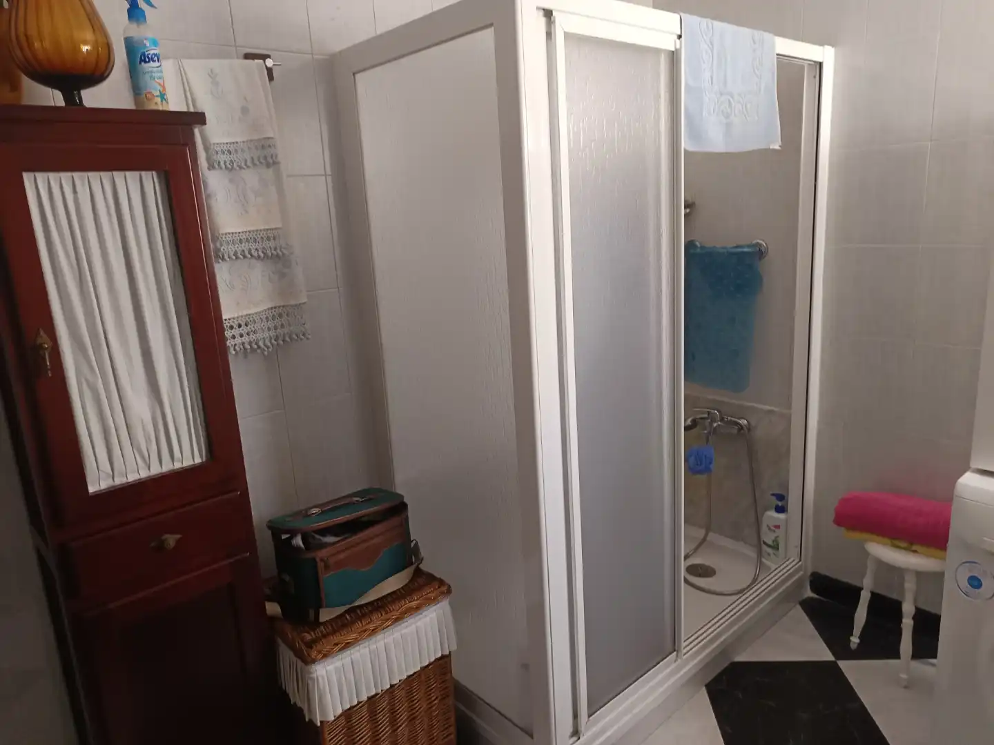 Baño de Casa adosada de alquiler en Belmez con Aire acondicionado, Calefacción y Jardín privado