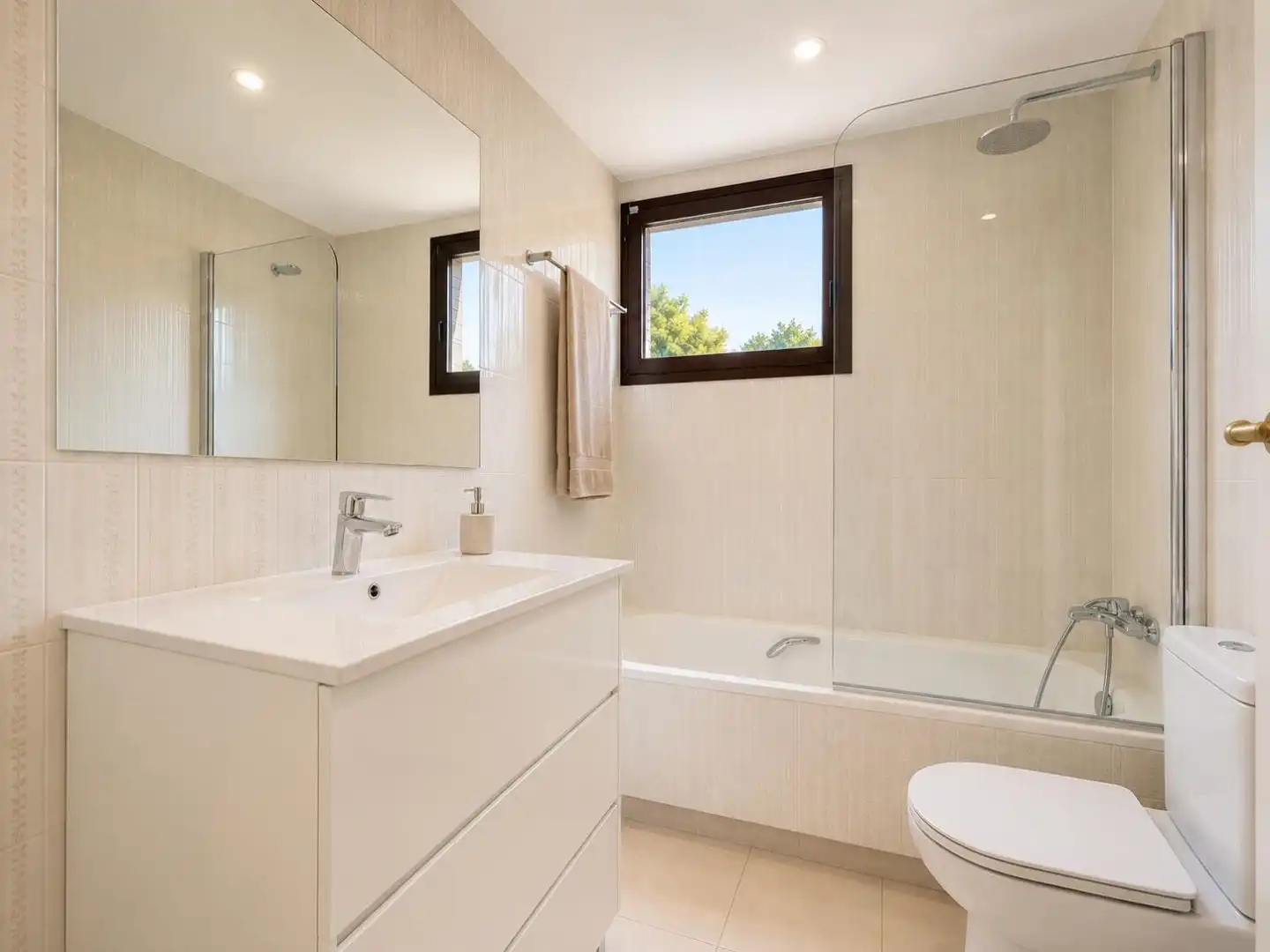 Houses for rent in Conde Orgaz - Piovera Bathroom of Houses for rent in Madrid Capital with Air Conditioner, Terrace and Swimming Pool