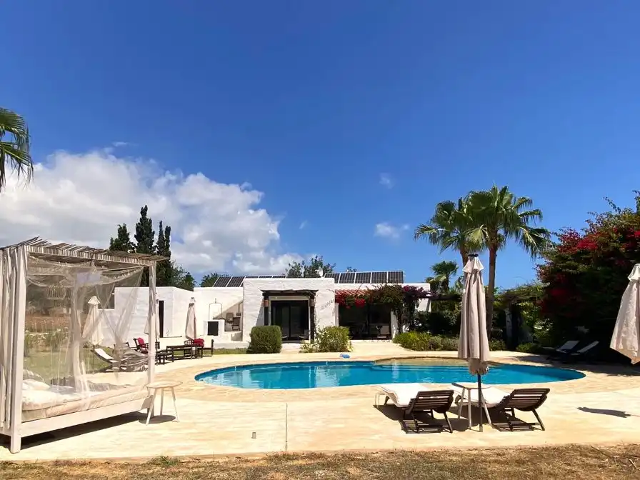 Piscina de Pis de lloguer en Santa Eulària des Riu amb Calefacció, Jardí privat i Terrassa