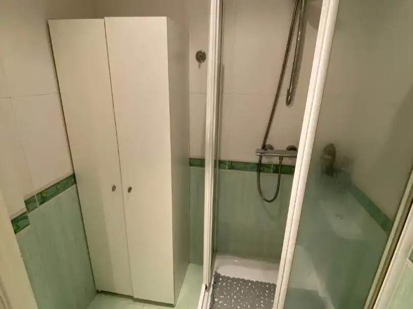 Baño de Piso para compartir en Bilbao  con Calefacción, Amueblado y Balcón