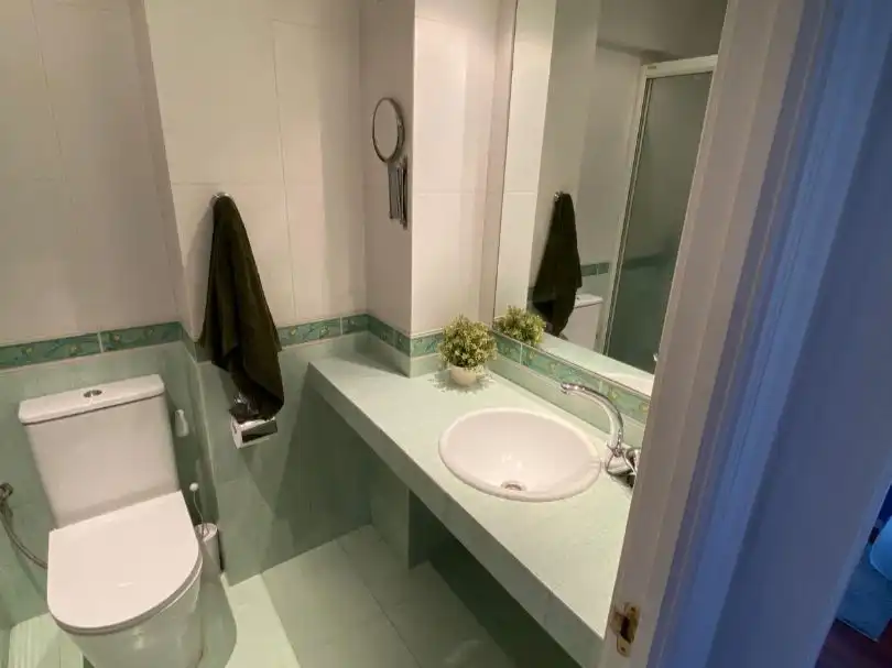 Baño de Piso para compartir en Bilbao  con Calefacción, Amueblado y Balcón