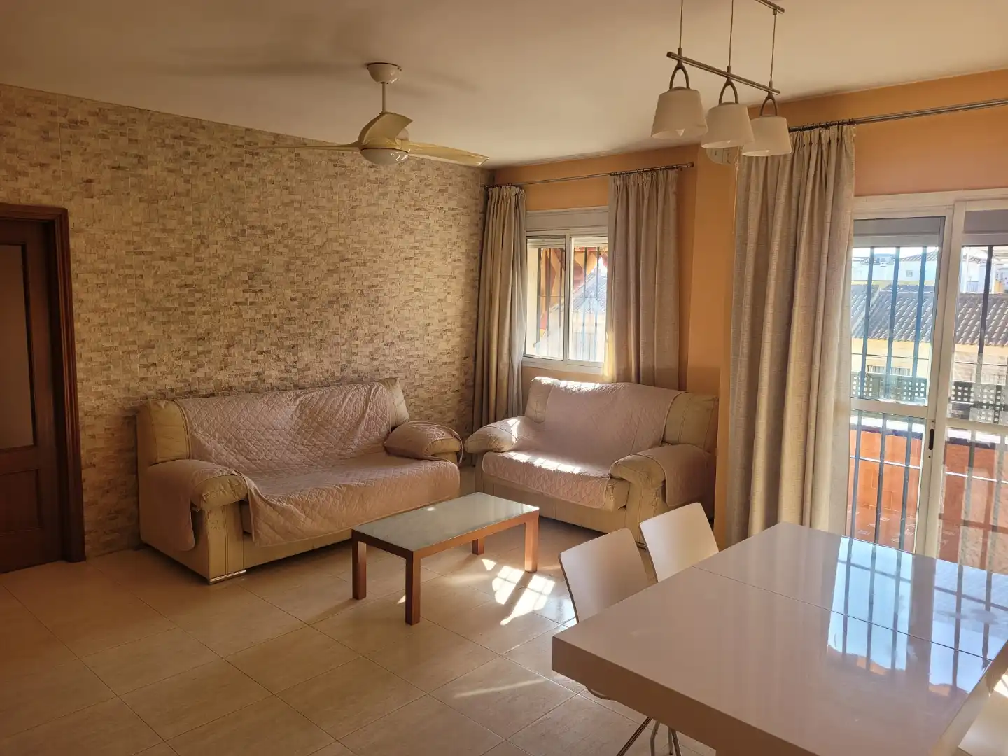 Sala de estar de Piso de alquiler en Dos Hermanas con Aire acondicionado, Calefacción y Jardín privado