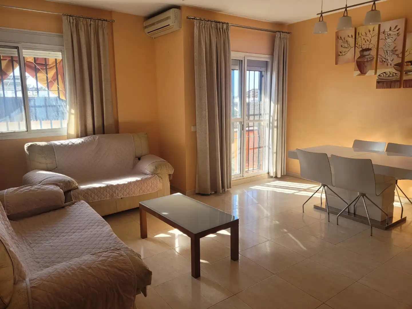 Sala de estar de Piso de alquiler en Dos Hermanas con Aire acondicionado, Calefacción y Jardín privado