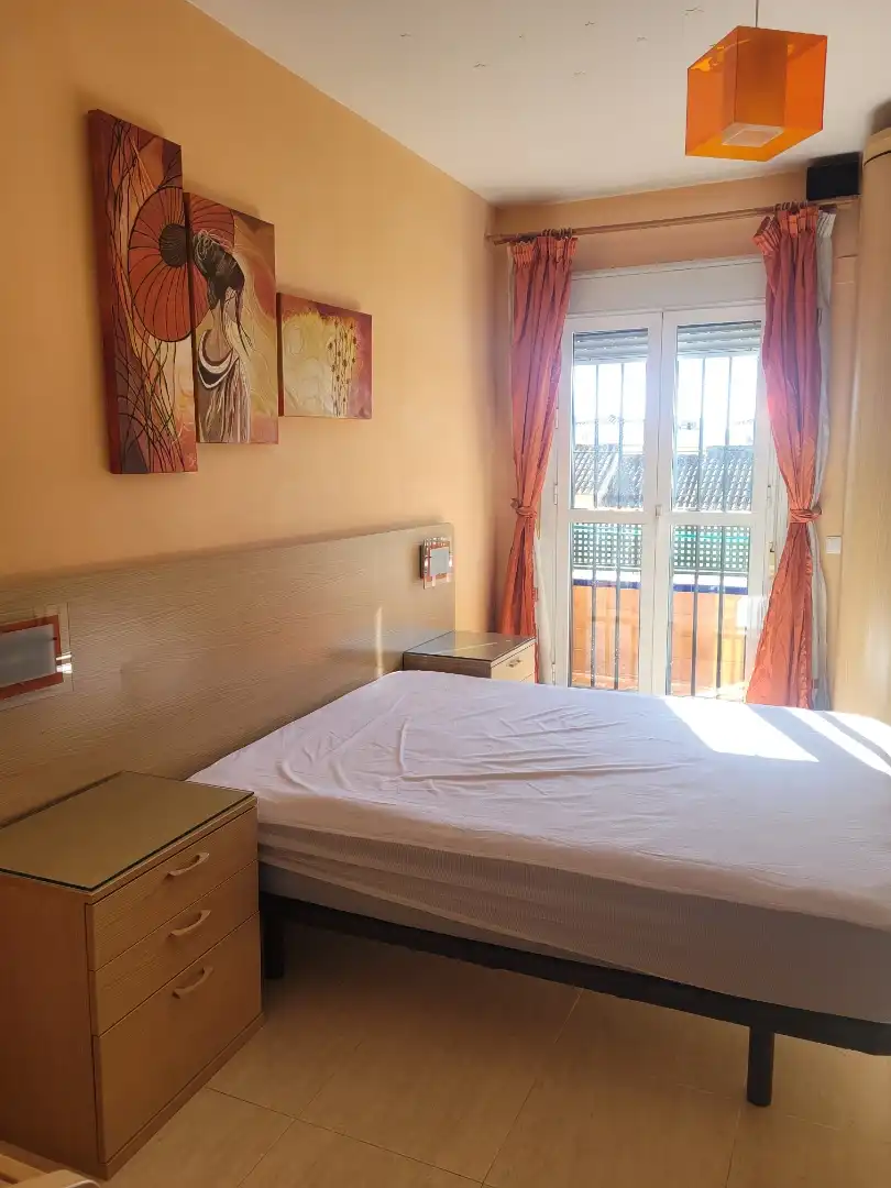 Habitación de Piso de alquiler en Dos Hermanas con Aire acondicionado, Calefacción y Jardín privado