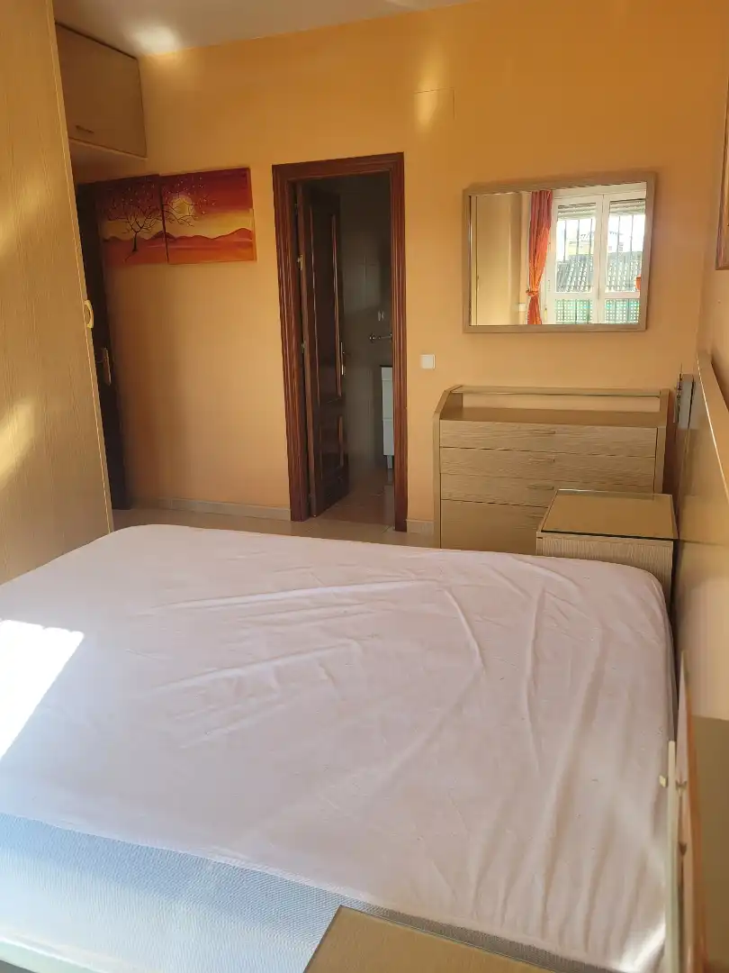 Habitación de Piso de alquiler en Dos Hermanas con Aire acondicionado, Calefacción y Jardín privado