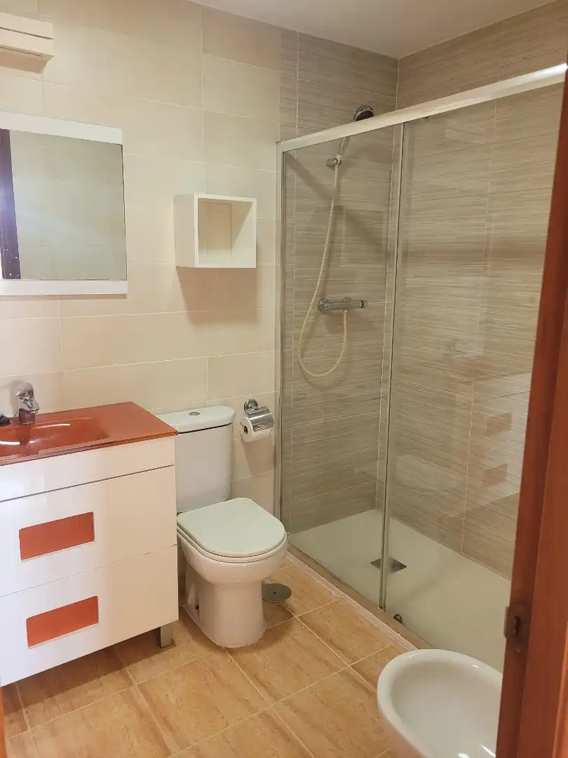 Baño de Piso de alquiler en Dos Hermanas con Aire acondicionado, Calefacción y Jardín privado