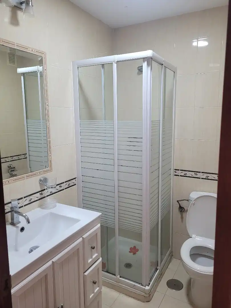 Baño de Piso de alquiler en Dos Hermanas con Aire acondicionado, Calefacción y Jardín privado