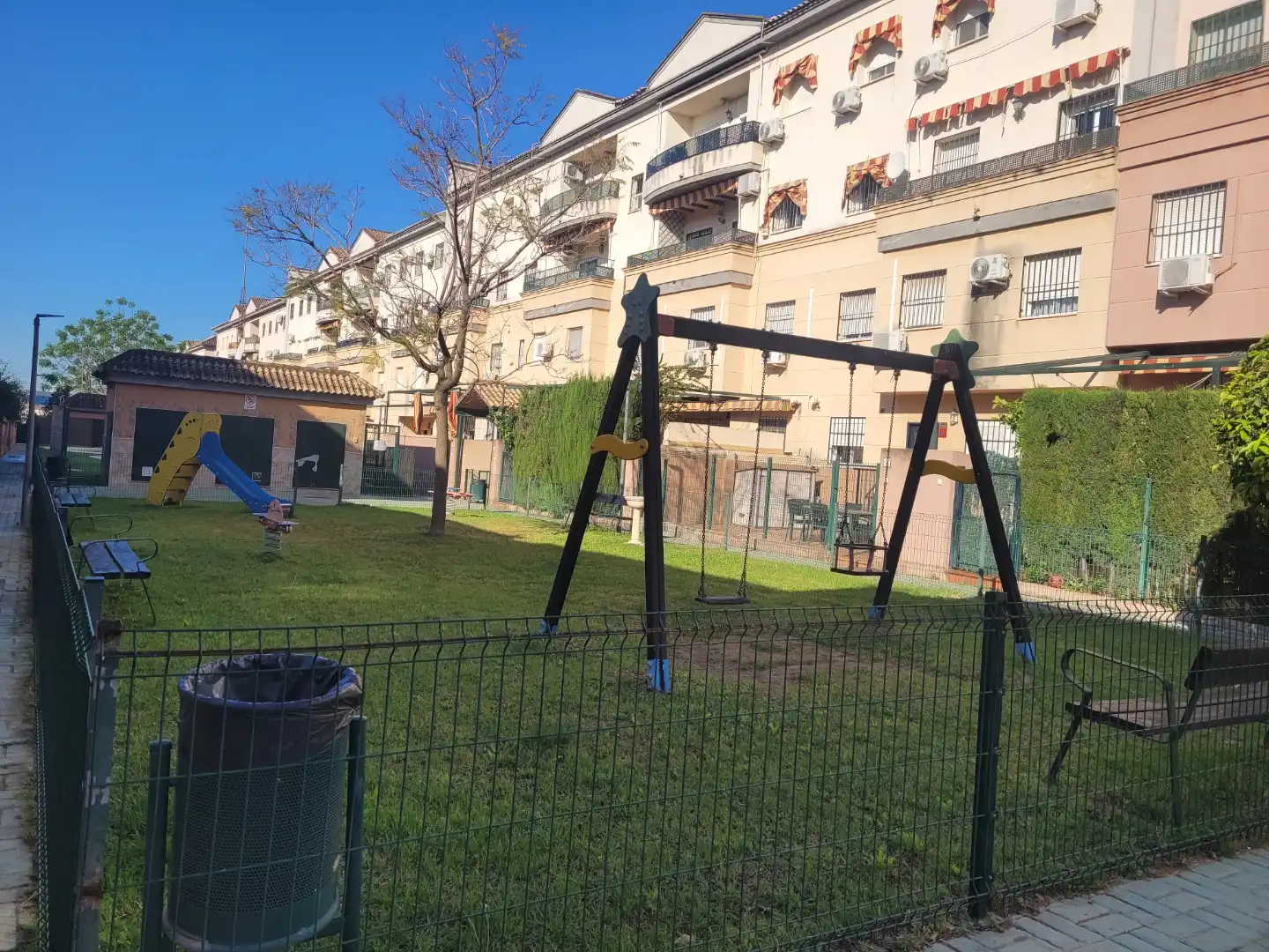 Parking de Piso de alquiler en Dos Hermanas con Aire acondicionado, Calefacción y Jardín privado