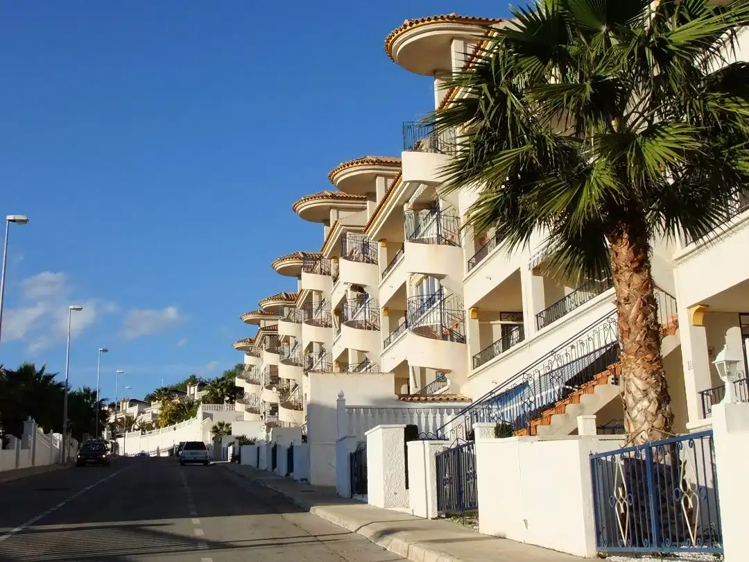 Vista exterior de Pis de lloguer en Orihuela amb Calefacció, Terrassa i Piscina