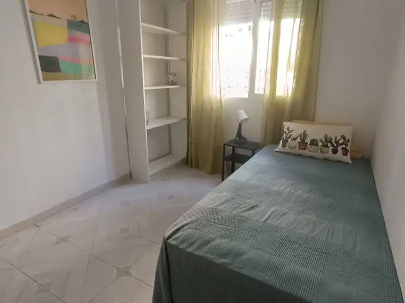 Piso de alquiler en Avenida de Barcelona, 41, Los Castillejos - La Trinidad Habitación de Piso de alquiler en Málaga con Terraza y Amueblado