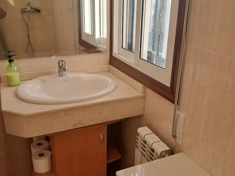 Bathroom of Flat for rent in Vigo   with Heating, Parquet flooring and Terrace