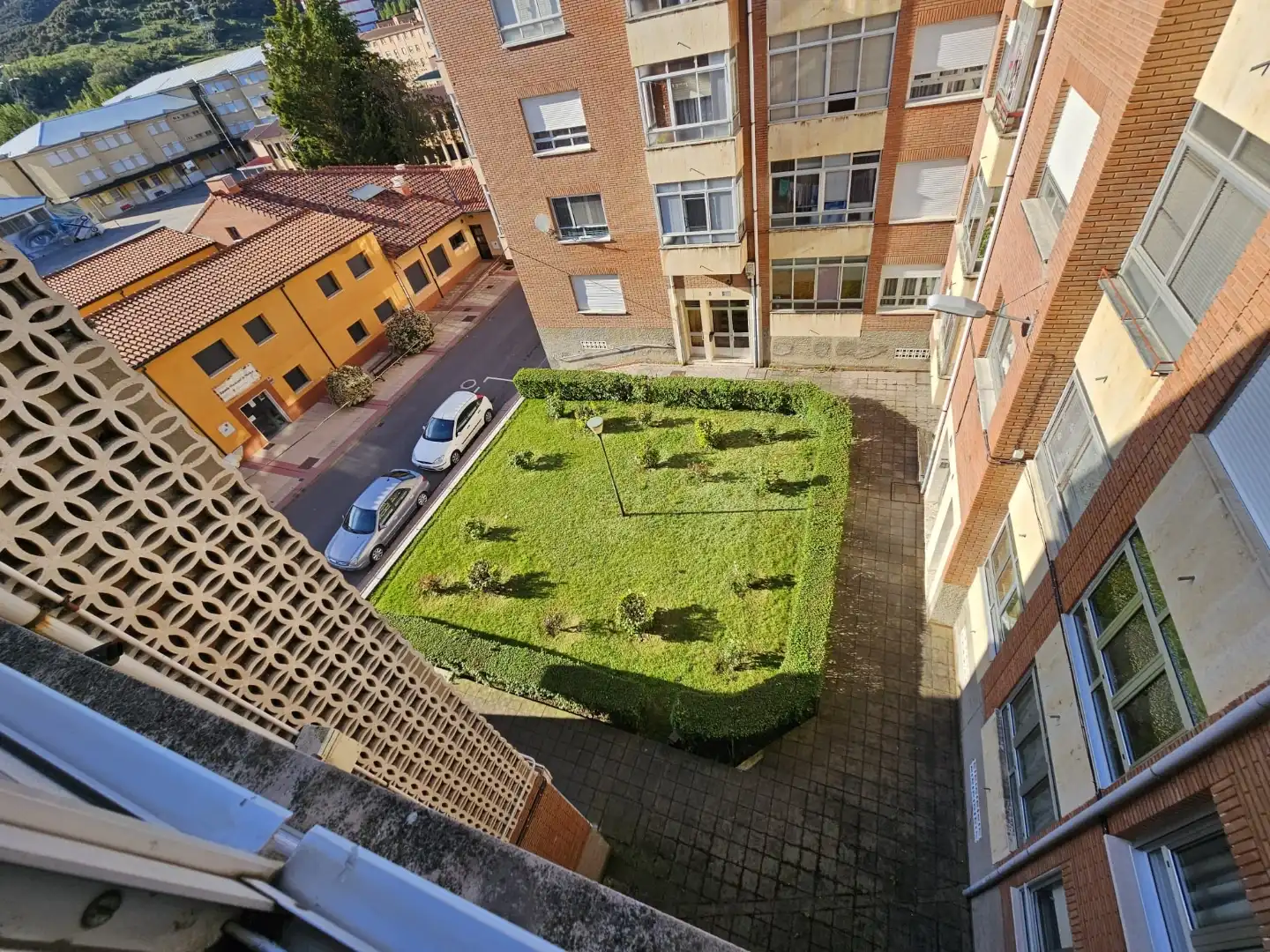 Piso en venta en Calle Emilia Menéndez, 5, La Robla Vista exterior de Piso en venta en La Robla con Calefacción, Parquet y Terraza