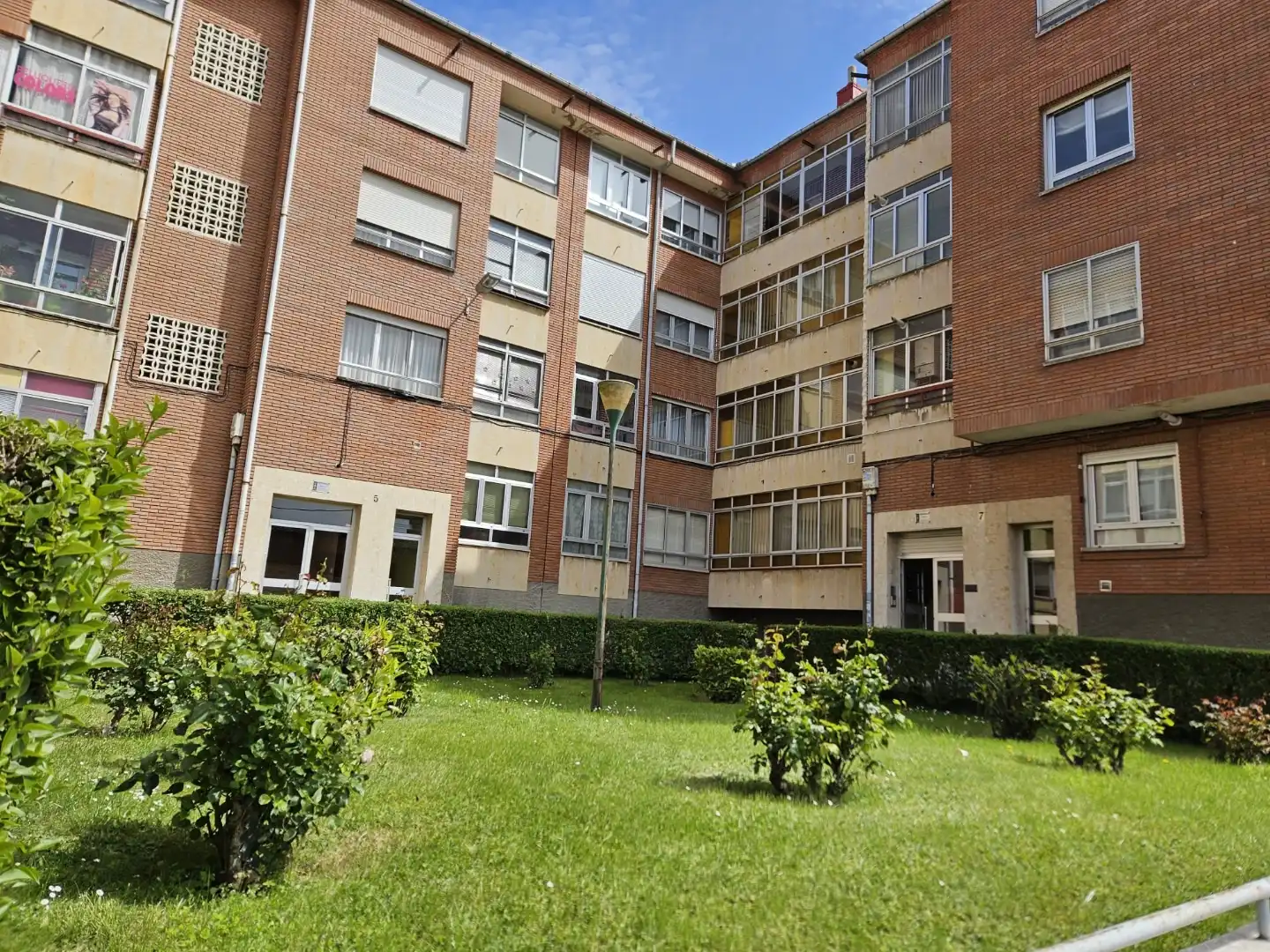 Piso en venta en Calle Emilia Menéndez, 5, La Robla Vista exterior de Piso en venta en La Robla con Calefacción, Parquet y Terraza