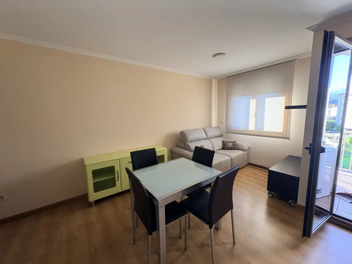 Sala d'estar de Pis de lloguer en Pontevedra Capital  amb Calefacció, Parquet i Traster