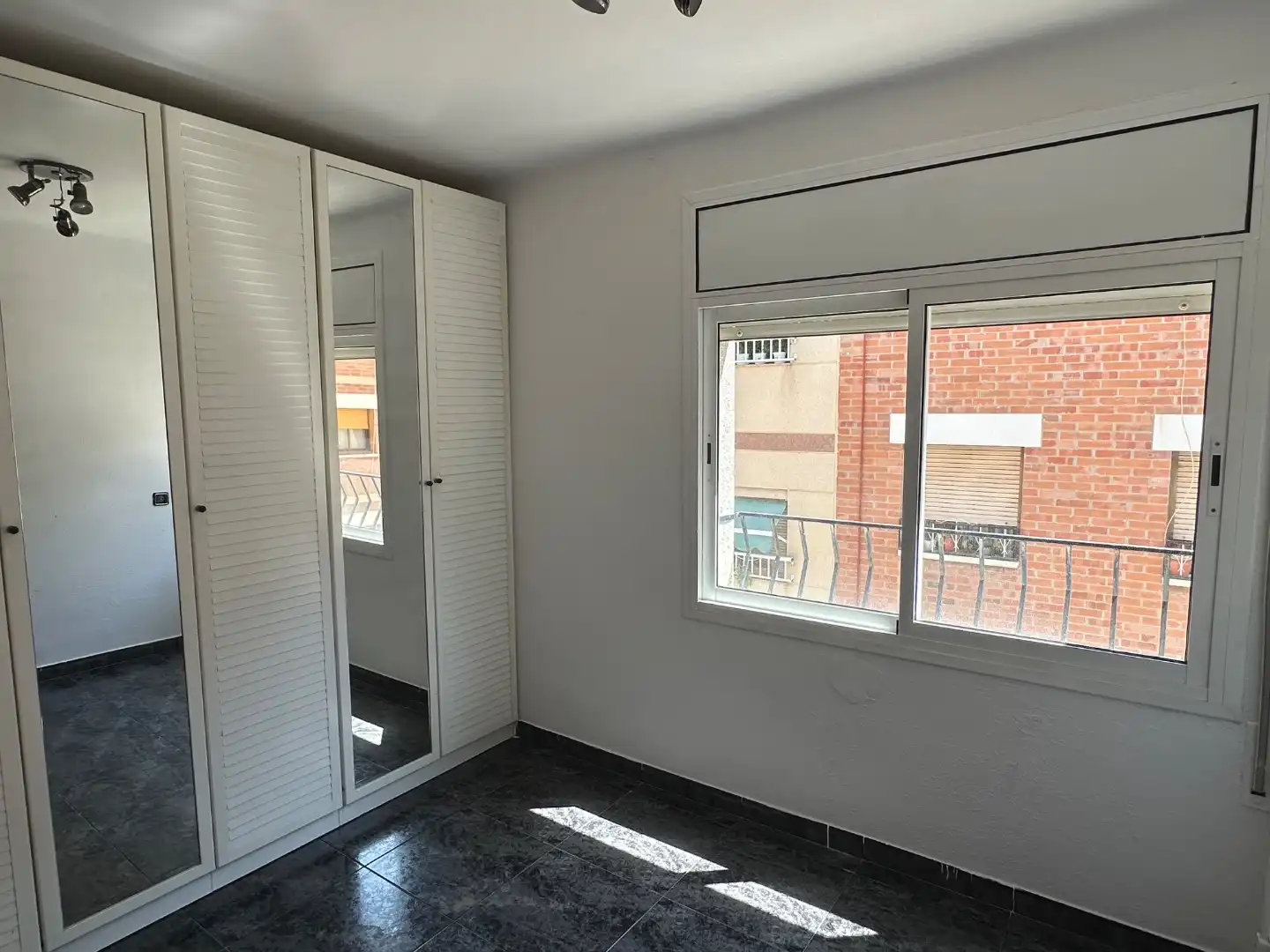 Schlafzimmer von Wohnung zum Verkauf in Sant Joan Despí mit Klimaanlage und Balkon