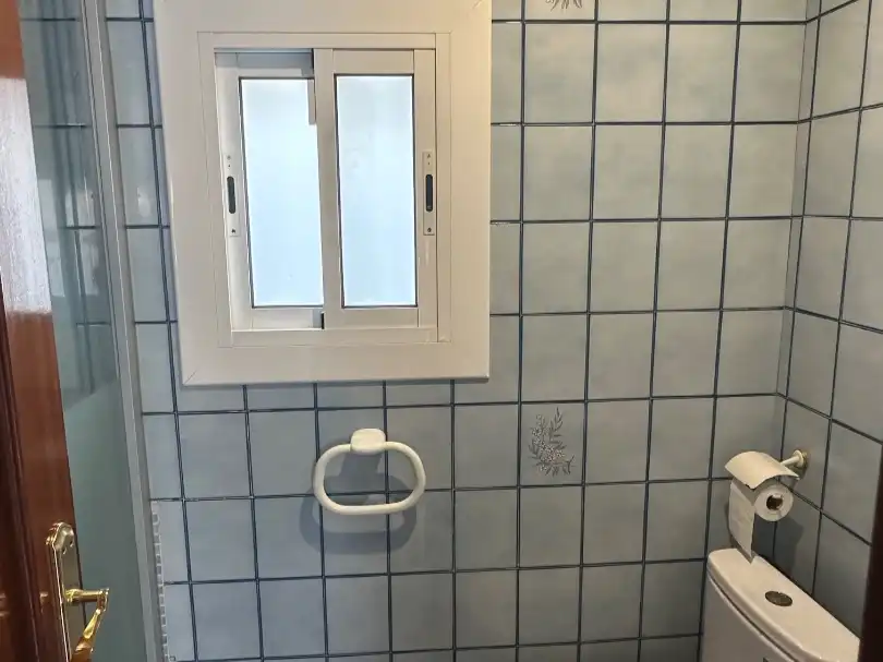 Badezimmer von Wohnung zum Verkauf in Sant Joan Despí mit Klimaanlage und Balkon