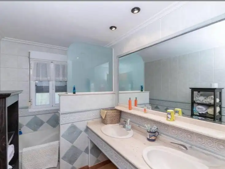Piso en venta en Camino de Garrapinillos, 28, Casetas - Villarrapa Baño de Piso en venta en Zaragoza con Aire acondicionado, Calefacción y Jardín privado