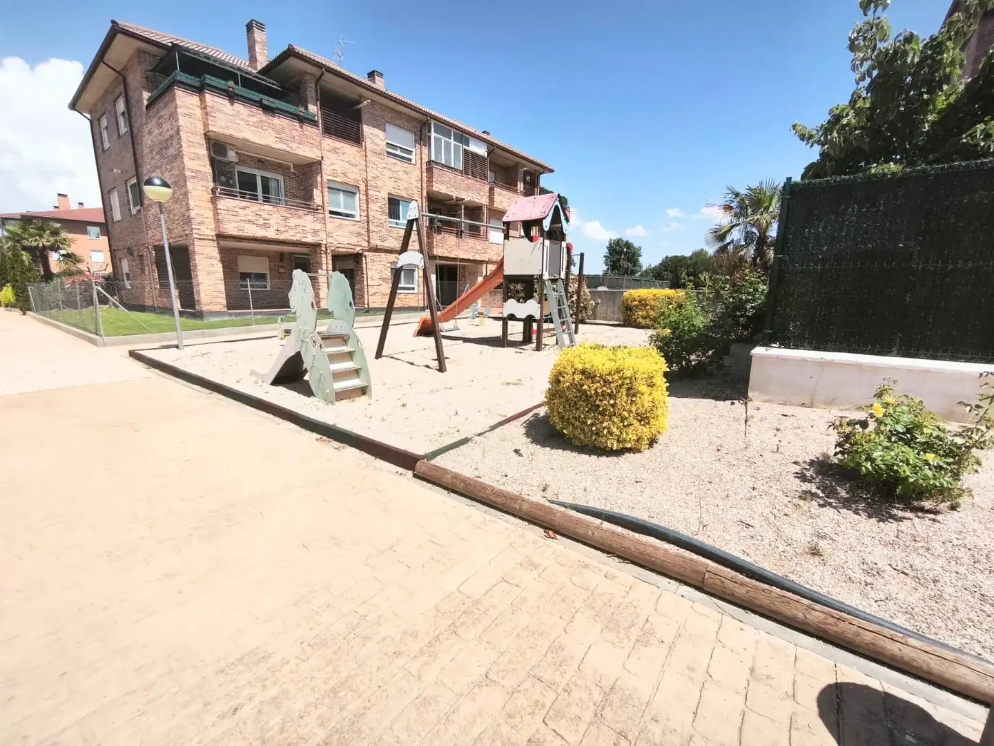 Flat for rent in Calle Arlanzón, 30, Villamayor Parking of Flat for rent in Villamayor with Terrace, Swimming Pool and Balcony