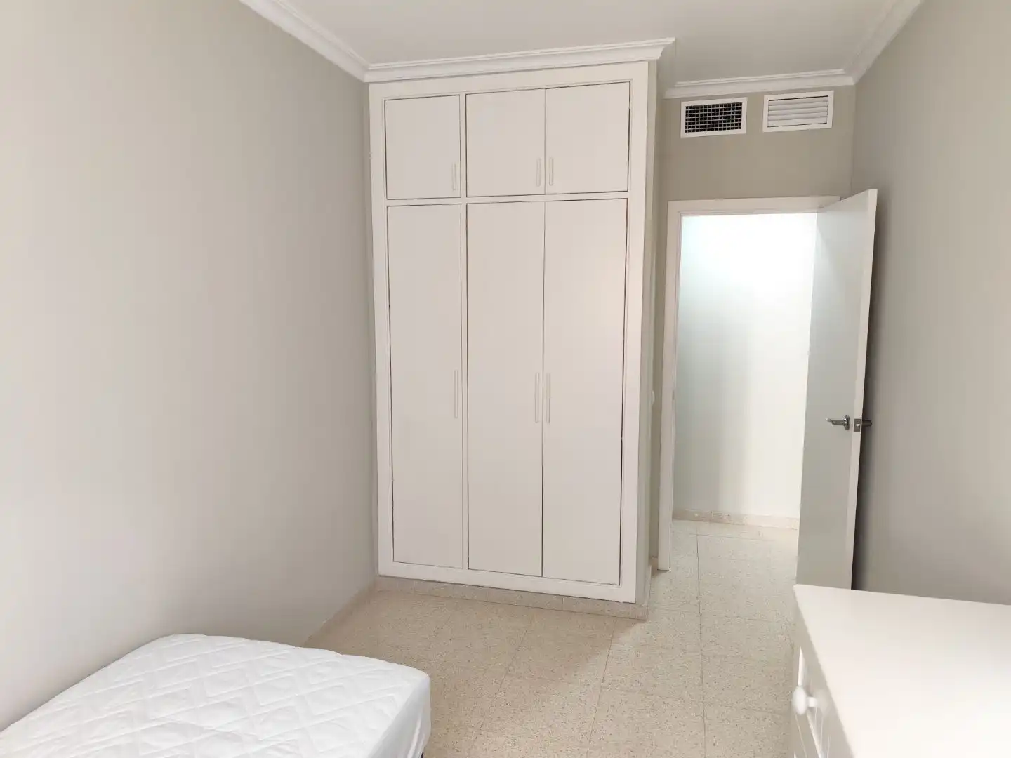 Piso de alquiler en Avenida Médicos sin Frontera, 3, Colores - Entreparques Habitación de Piso de alquiler en Sevilla con Aire acondicionado, Calefacción y Amueblado