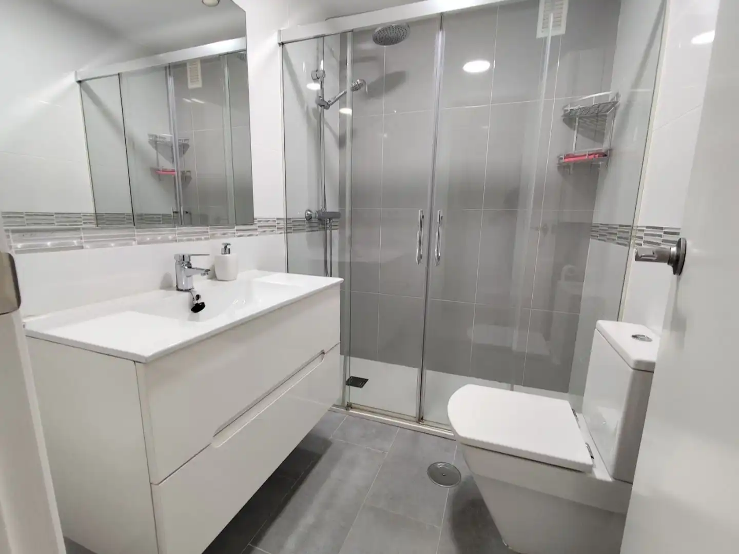 Piso de alquiler en Avenida Médicos sin Frontera, 3, Colores - Entreparques Baño de Piso de alquiler en Sevilla con Aire acondicionado, Calefacción y Amueblado