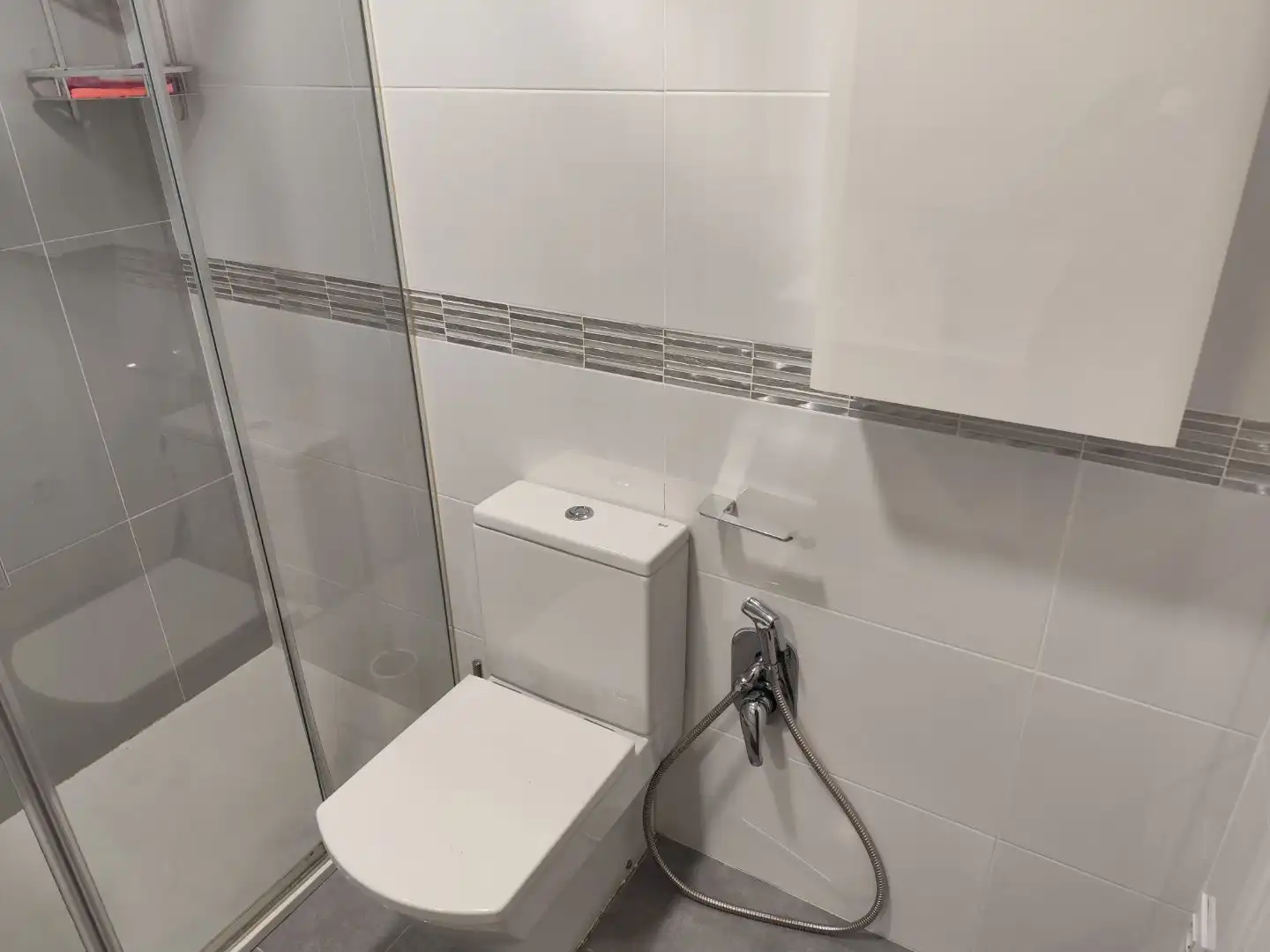 Piso de alquiler en Avenida Médicos sin Frontera, 3, Colores - Entreparques Baño de Piso de alquiler en Sevilla con Aire acondicionado, Calefacción y Amueblado