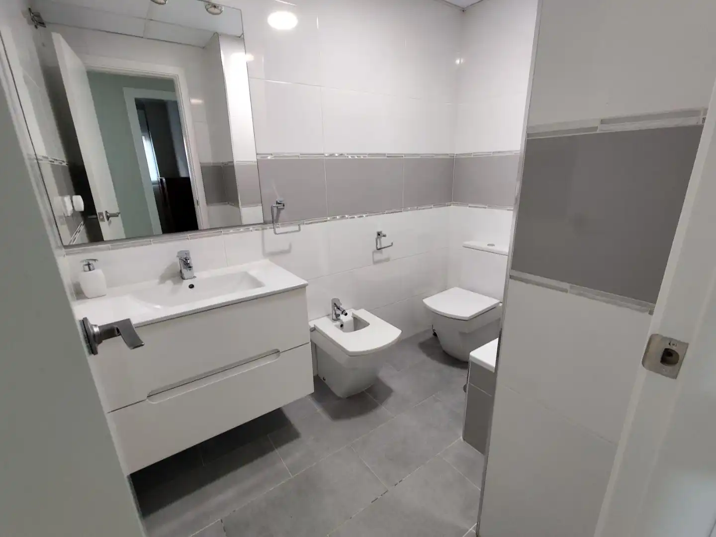 Piso de alquiler en Avenida Médicos sin Frontera, 3, Colores - Entreparques Baño de Piso de alquiler en Sevilla con Aire acondicionado, Calefacción y Amueblado