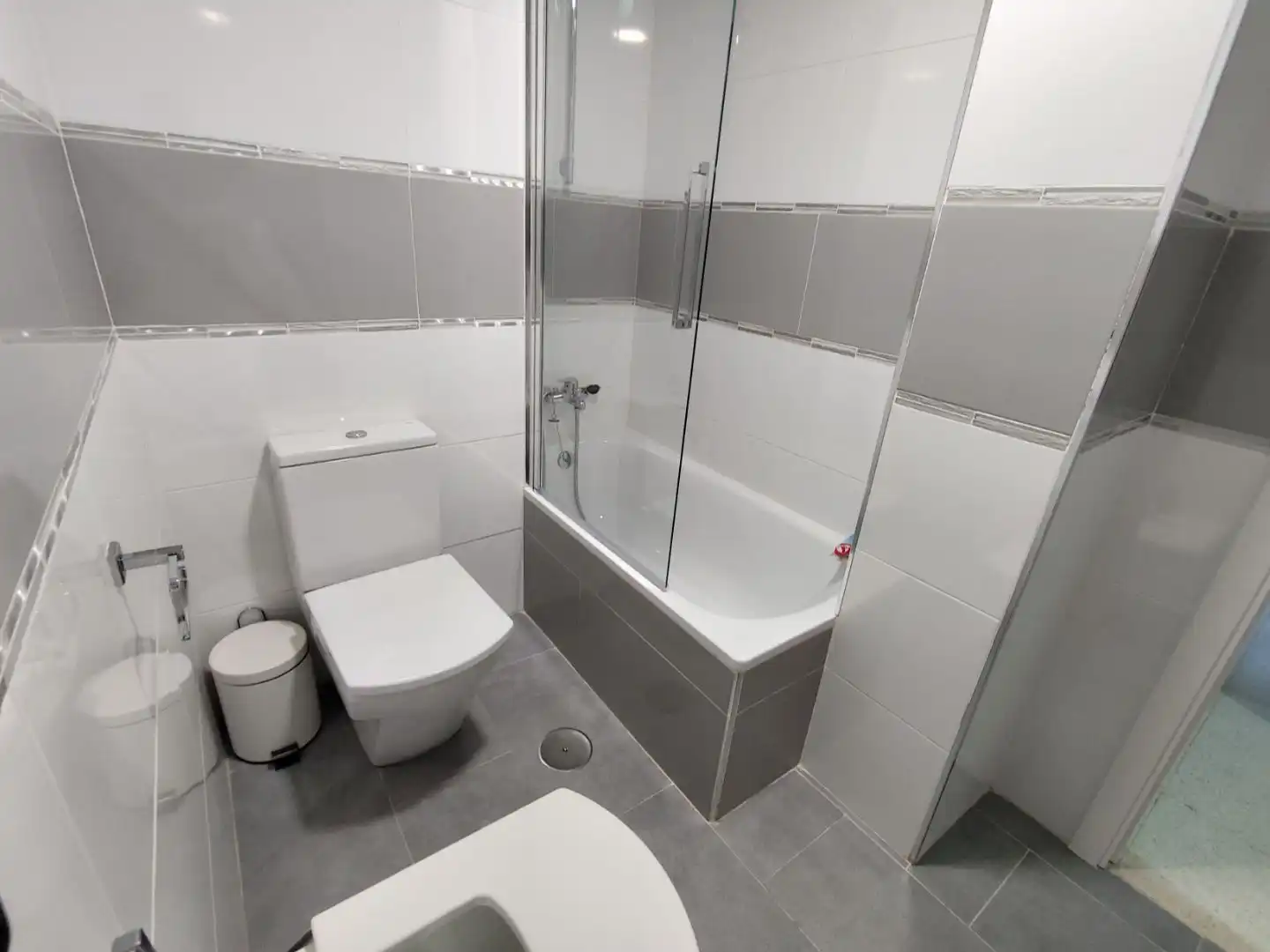 Piso de alquiler en Avenida Médicos sin Frontera, 3, Colores - Entreparques Baño de Piso de alquiler en Sevilla con Aire acondicionado, Calefacción y Amueblado