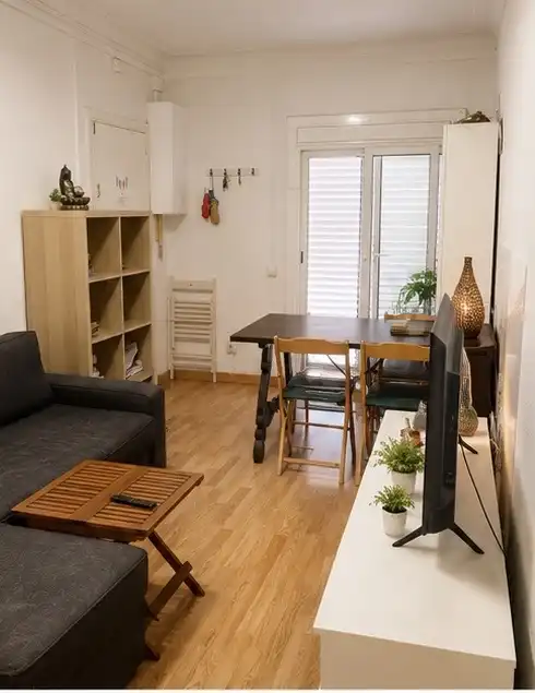 Room in Carrer del Tajo, Horta Living room of Flat for share in Barcelona with Air Conditioner, Parquet flooring and Terrace