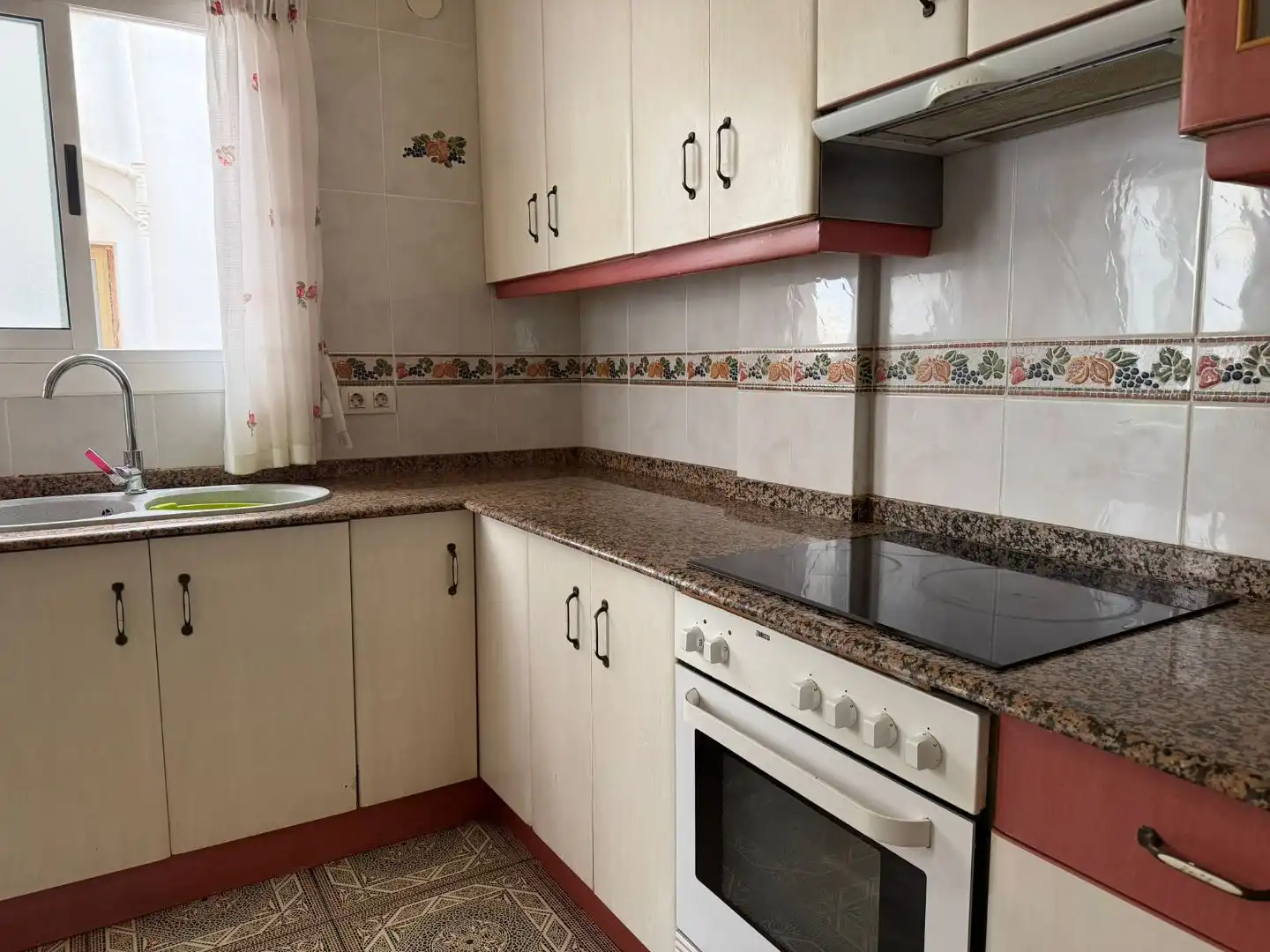 Wohnung zum Verkauf in Carrer de Les Canàries, 6, El Grao Küche von Wohnung zum Verkauf in Castellón de la Plana / Castelló de la Plana mit Klimaanlage und Balkon