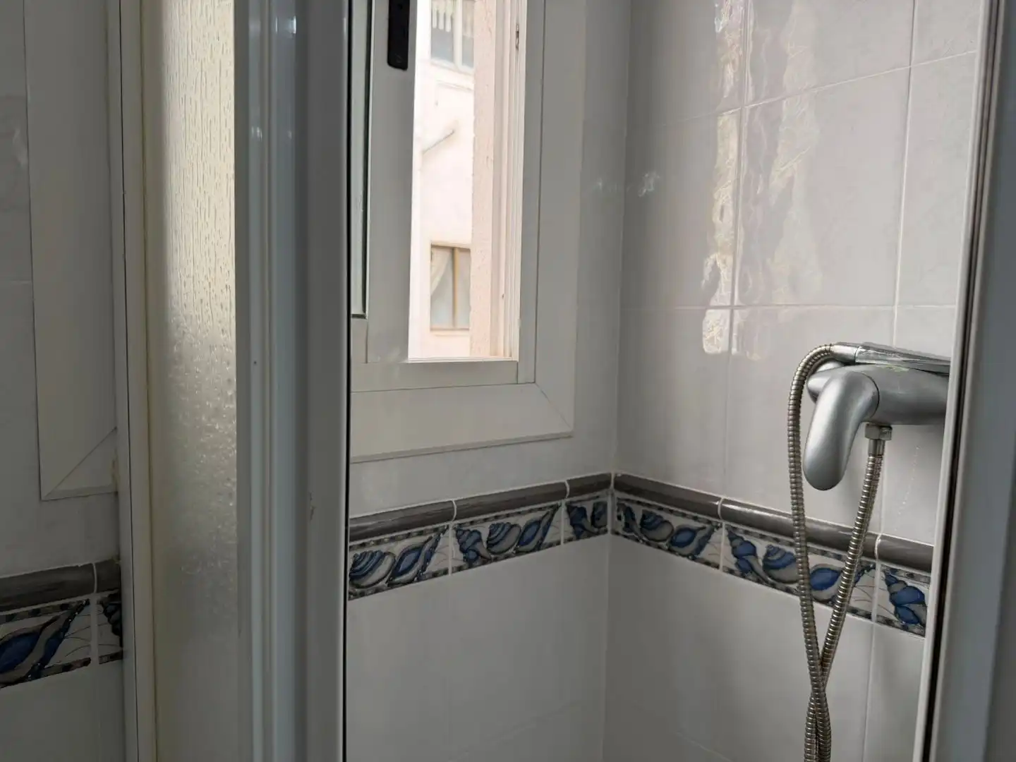 Wohnung zum Verkauf in Carrer de Les Canàries, 6, El Grao Badezimmer von Wohnung zum Verkauf in Castellón de la Plana / Castelló de la Plana mit Klimaanlage und Balkon