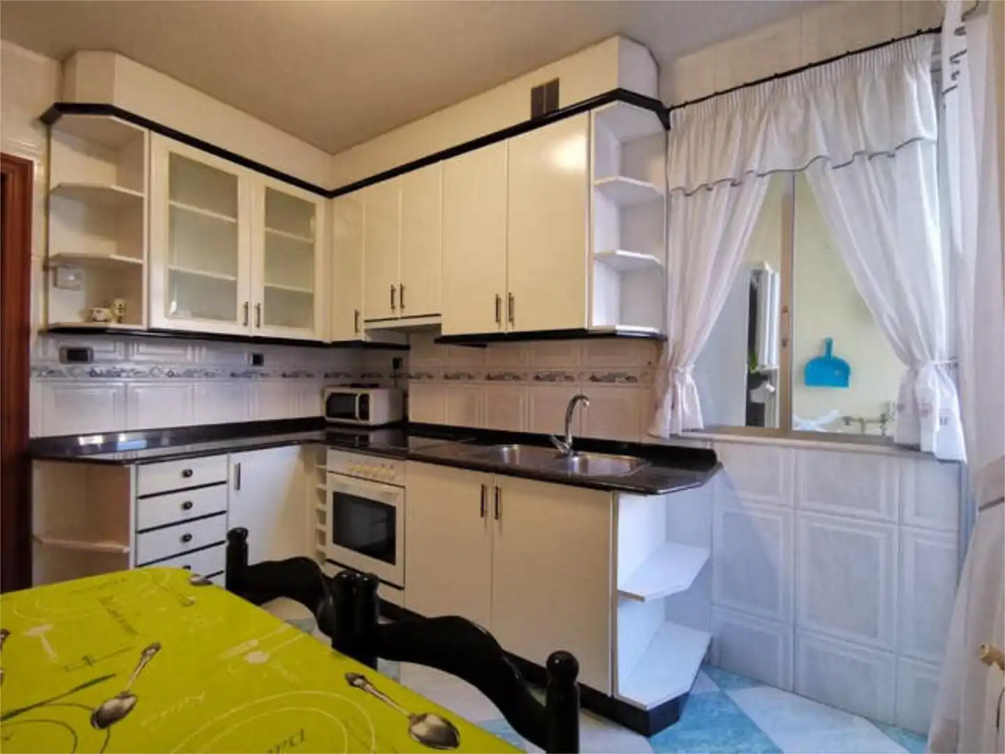 Flat for rent in Agra del Orzán - Ventorrillo Kitchen of Flat for rent in A Coruña Capital with Heating and Furnished
