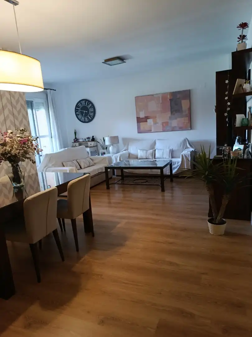 Pis de lloguer a Calle Rosa de Luxemburgo, 40, Aljamar Sala d'estar de Pis de lloguer en Tomares amb Parquet i Moblat
