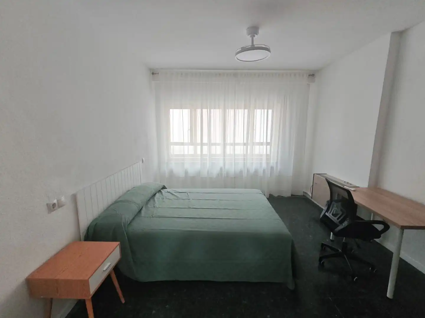 Room in Avenida del Gran Capitán, 11, Zona Centro Room in Avenida del Gran Capitán, 11, Zona Centro