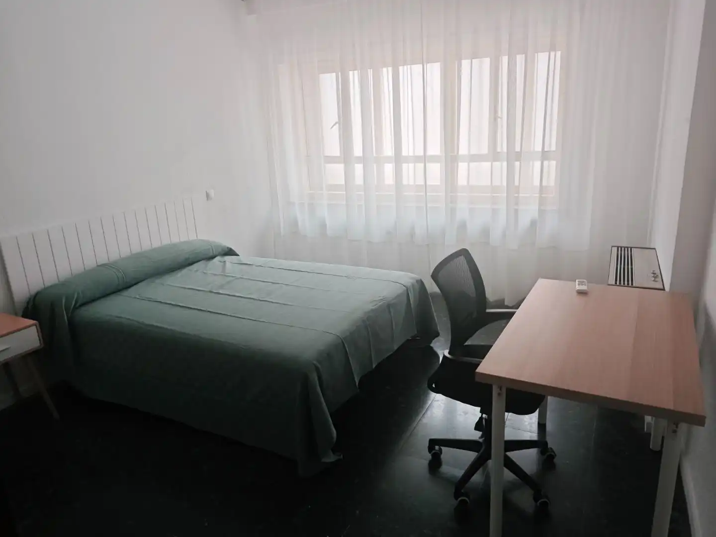 Room in Avenida del Gran Capitán, 11, Zona Centro Room in Avenida del Gran Capitán, 11, Zona Centro