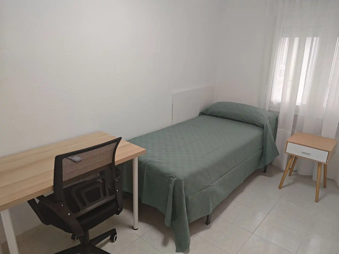 Room in Avenida del Gran Capitán, 11, Zona Centro Room in Avenida del Gran Capitán, 11, Zona Centro