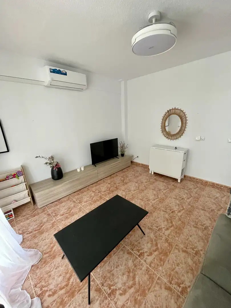 Apartamento de alquiler en Carrer Bisbe Serra, 5, Voramar Sala de estar de Apartamento de alquiler en Benicasim / Benicàssim con Aire acondicionado, Terraza y Piscina